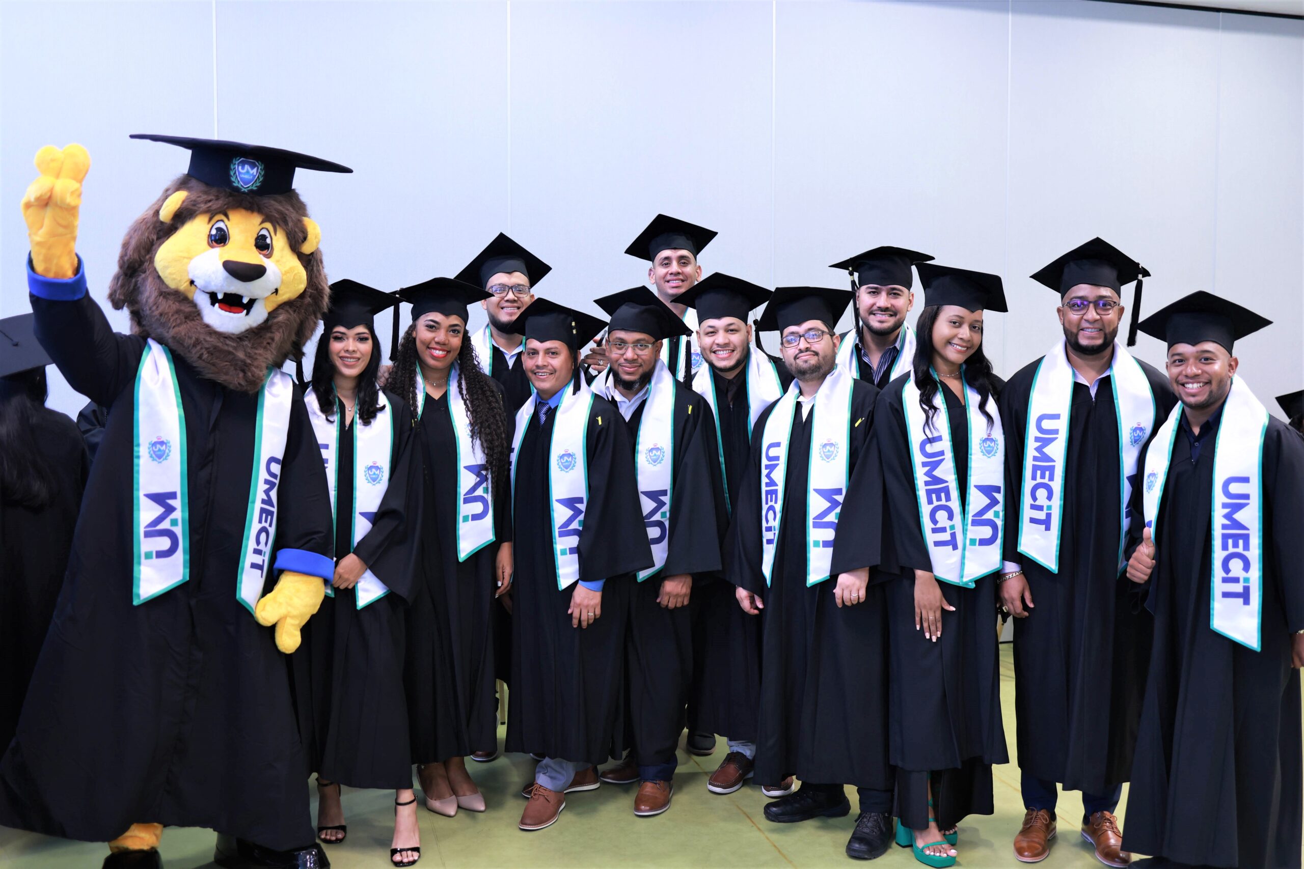 Ceremonia de Graduación UMECIT 2023 en Panamá y Colombia