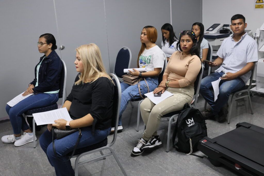 Estudiantes de Seguridad y Salud Ocupacional se capacitan en pausas activas para fortalecer sus conocimientos y contribuir al bienestar laboral