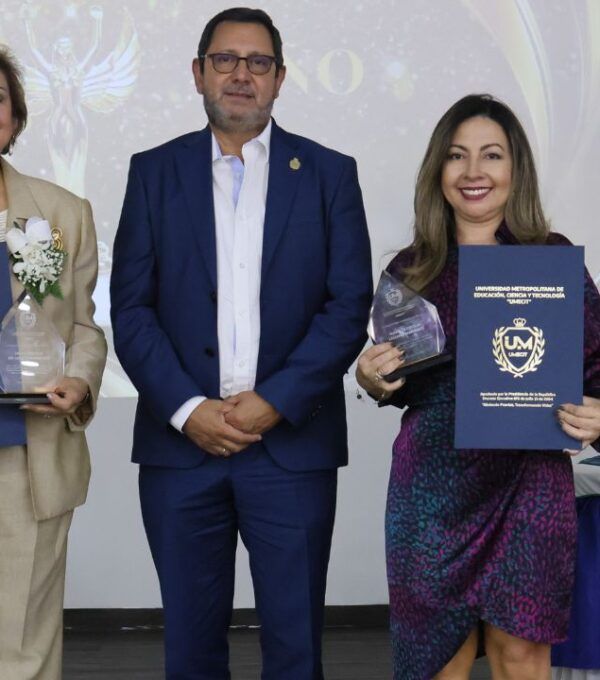 Homenaje a la mujer: Presea Cecilia Rojas de Nieto