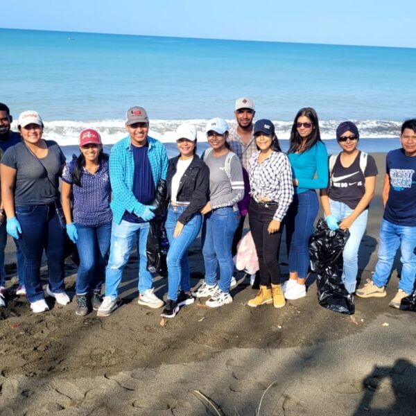 jornada-de-campo-en-playa-mata-oscura-integrando-la-sostenibilidad-y-las-matematicas