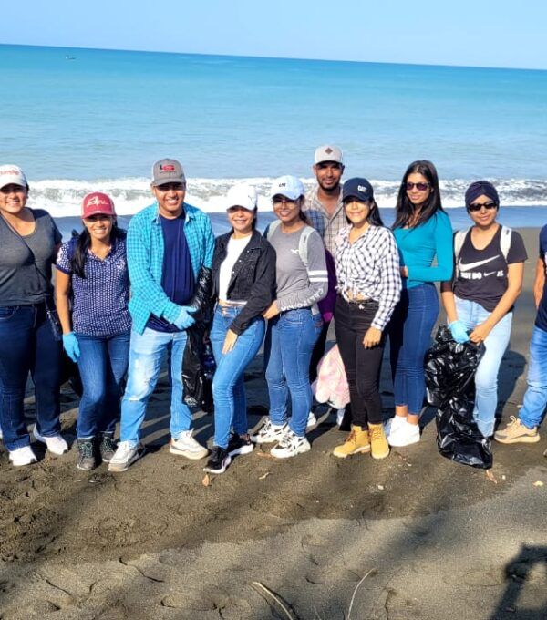 Jornada de Campo en Playa Mata Oscura: Integrando la Sostenibilidad y las Matemáticas