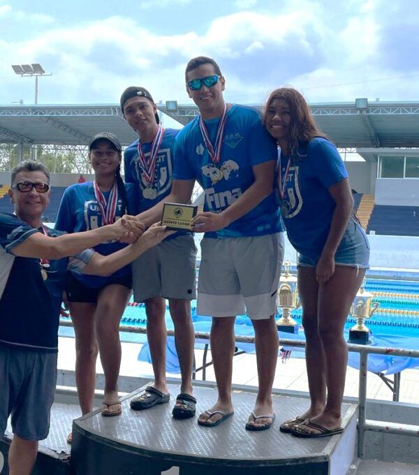 Destacada participación del equipo de natación de UMECIT en la primera Copa de Natación Máster «Los Pulpos del Istmo 2024»