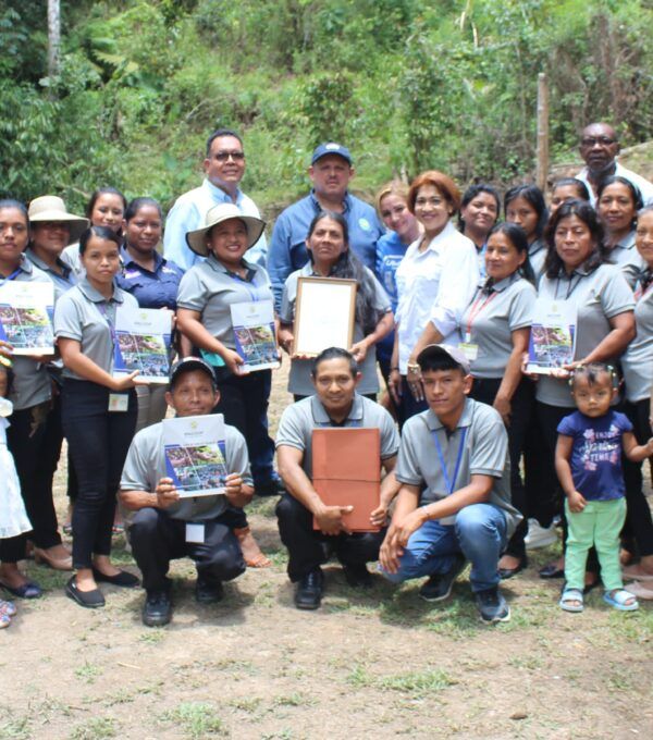 Participación en la entrega de Personería Jurídica a emprendedores del proyecto Cambiando Vidas en la Provincia de Coclé