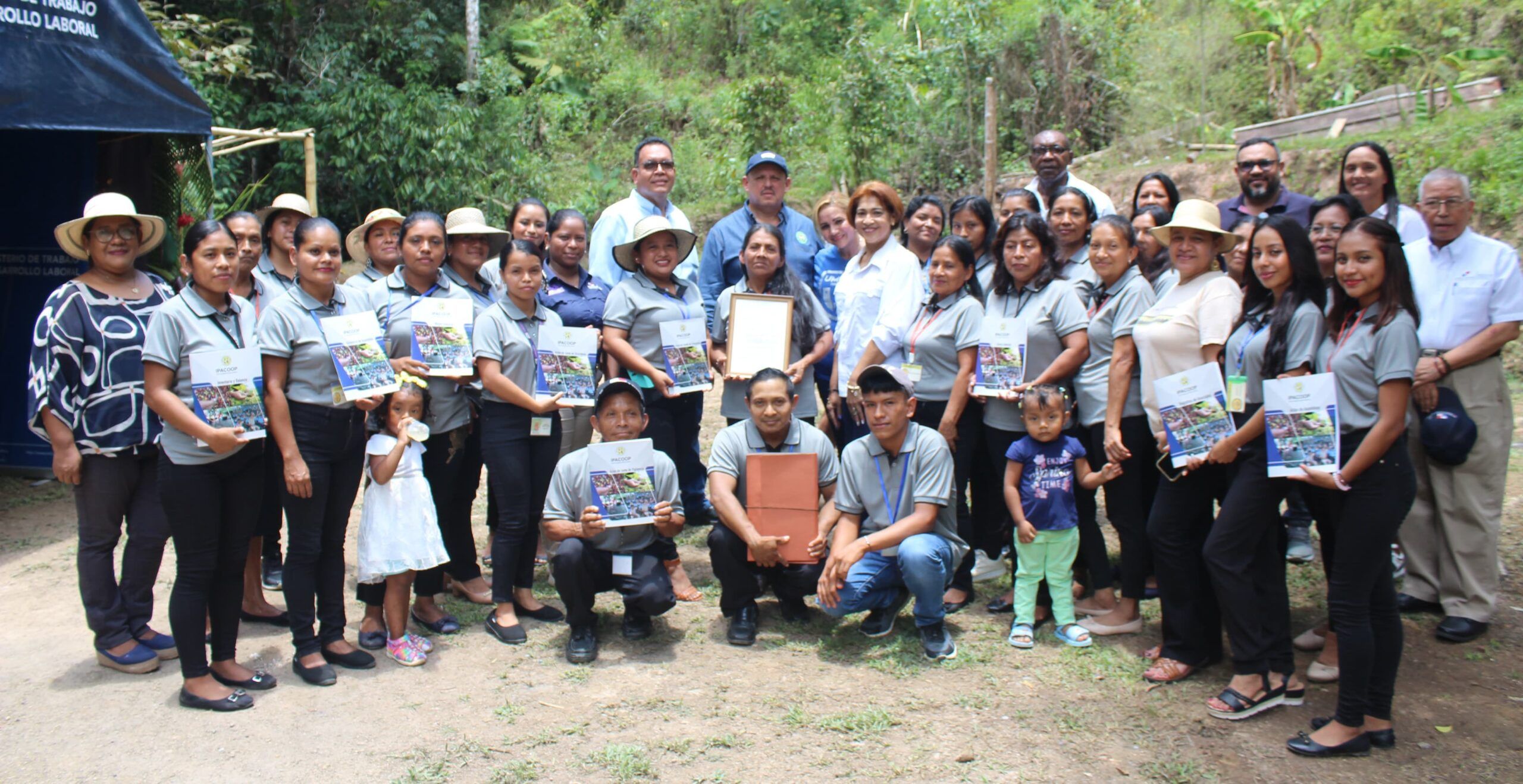 Participación en la entrega de Personería Jurídica a emprendedores del proyecto Cambiando Vidas en la Provincia de Coclé