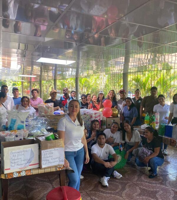 Estudiantes de la sede Santiago, realizan donación al Asilo de Ancianos San Juan de Dios