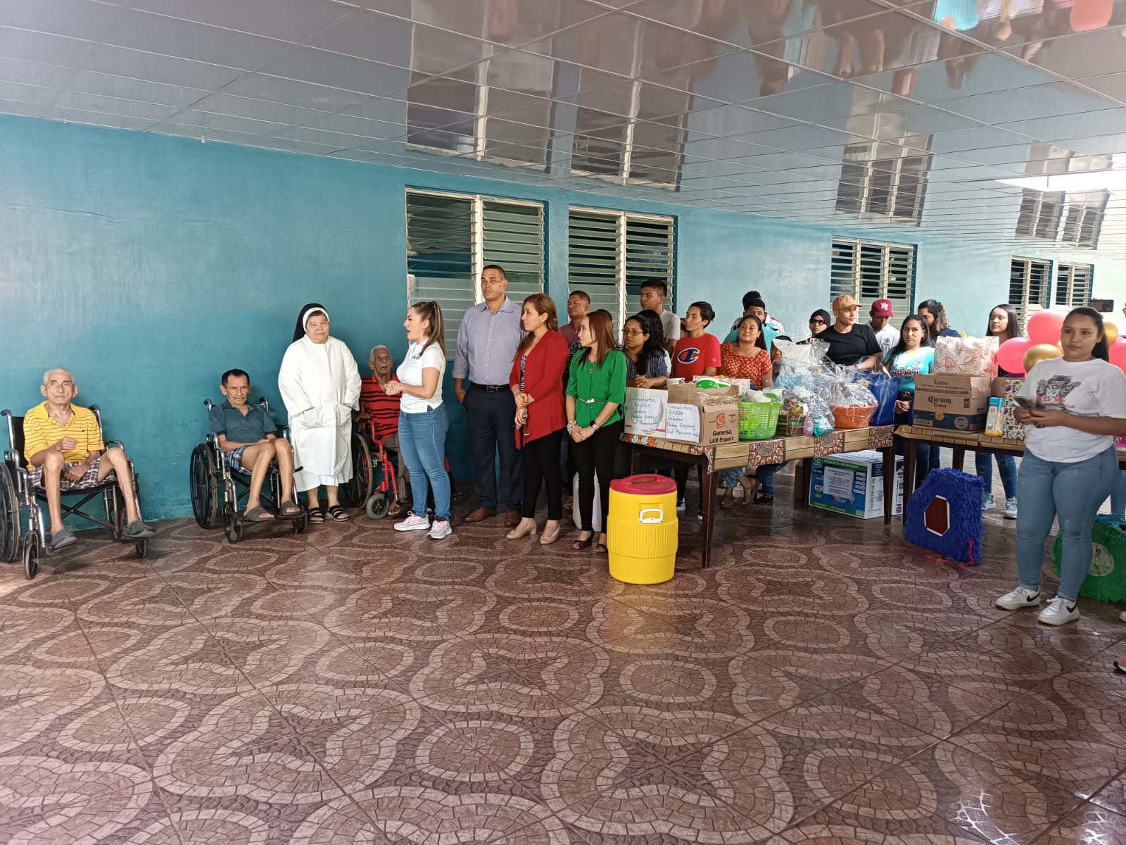 Estudiantes de la sede Santiago, realizan donación al Asilo de Ancianos San Juan de Dios