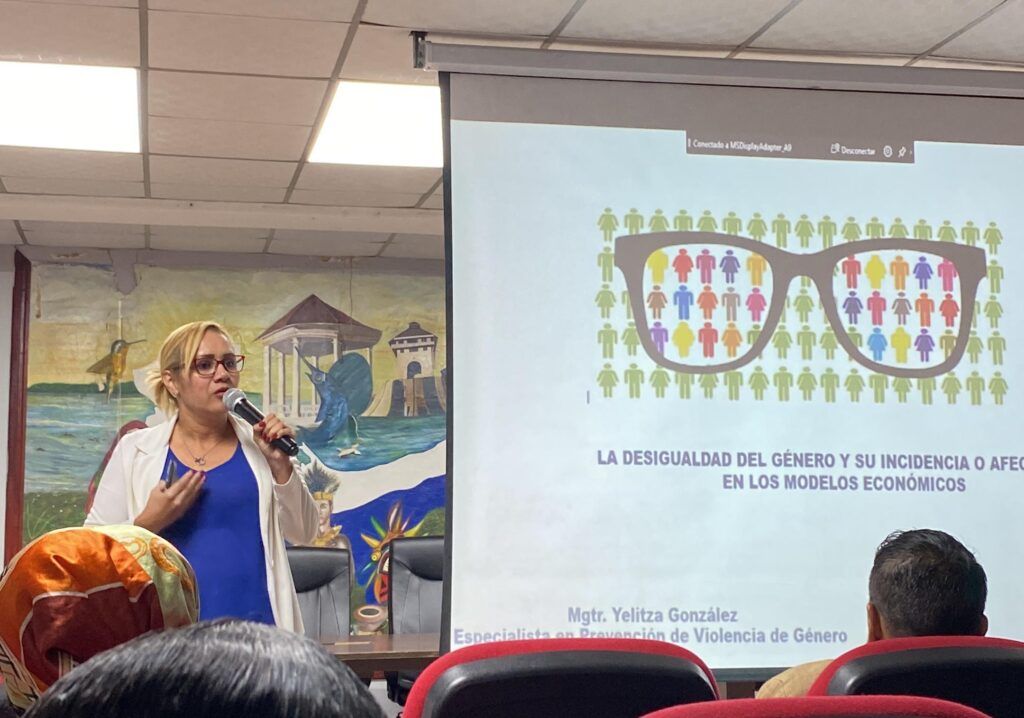 Yelitza González conferencista en el Taller Multidisciplinario de Trabajo Social III (Realidad Nacional)