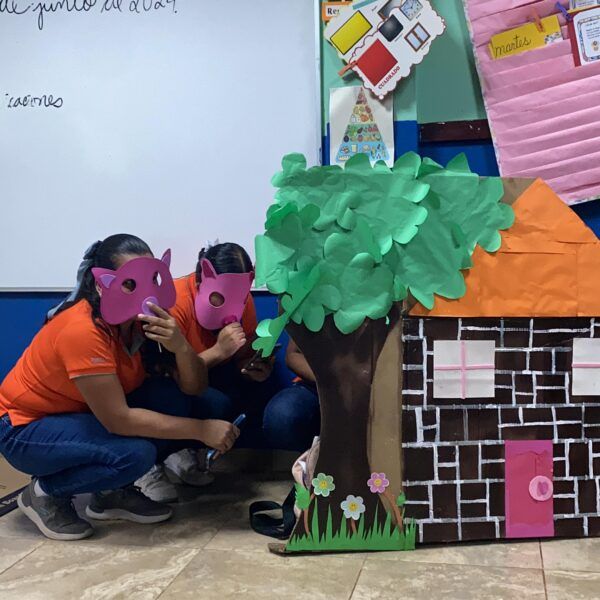 Estudiantes de educación preescolar de UMECIT realizan actividad de cuentacuentos en escuela Bilingüe San Antonio