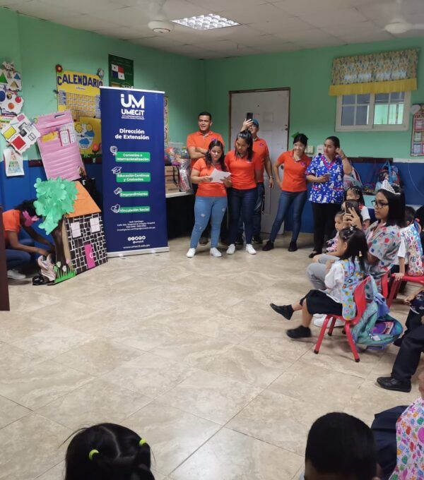 Estudiantes de educación preescolar de UMECIT realizan actividad de cuentacuentos en escuela Bilingüe San Antonio