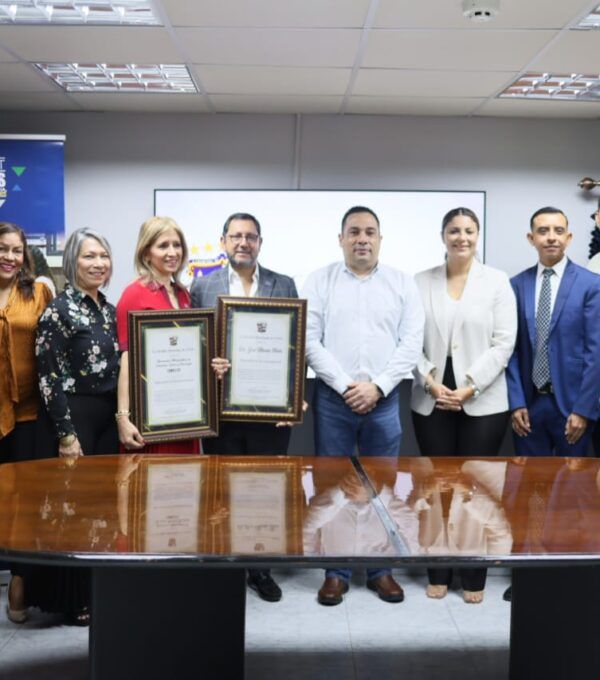 Entrega de reconocimiento a la UMECIT por su aporte a la educación de la Región de Azuero