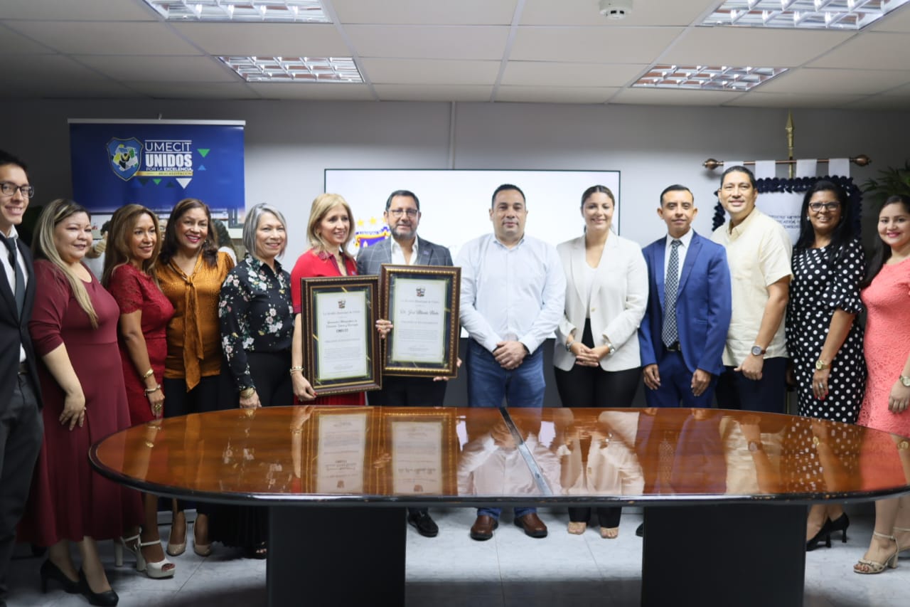 Entrega de reconocimiento a la UMECIT por su aporte a la educación de la Región de Azuero