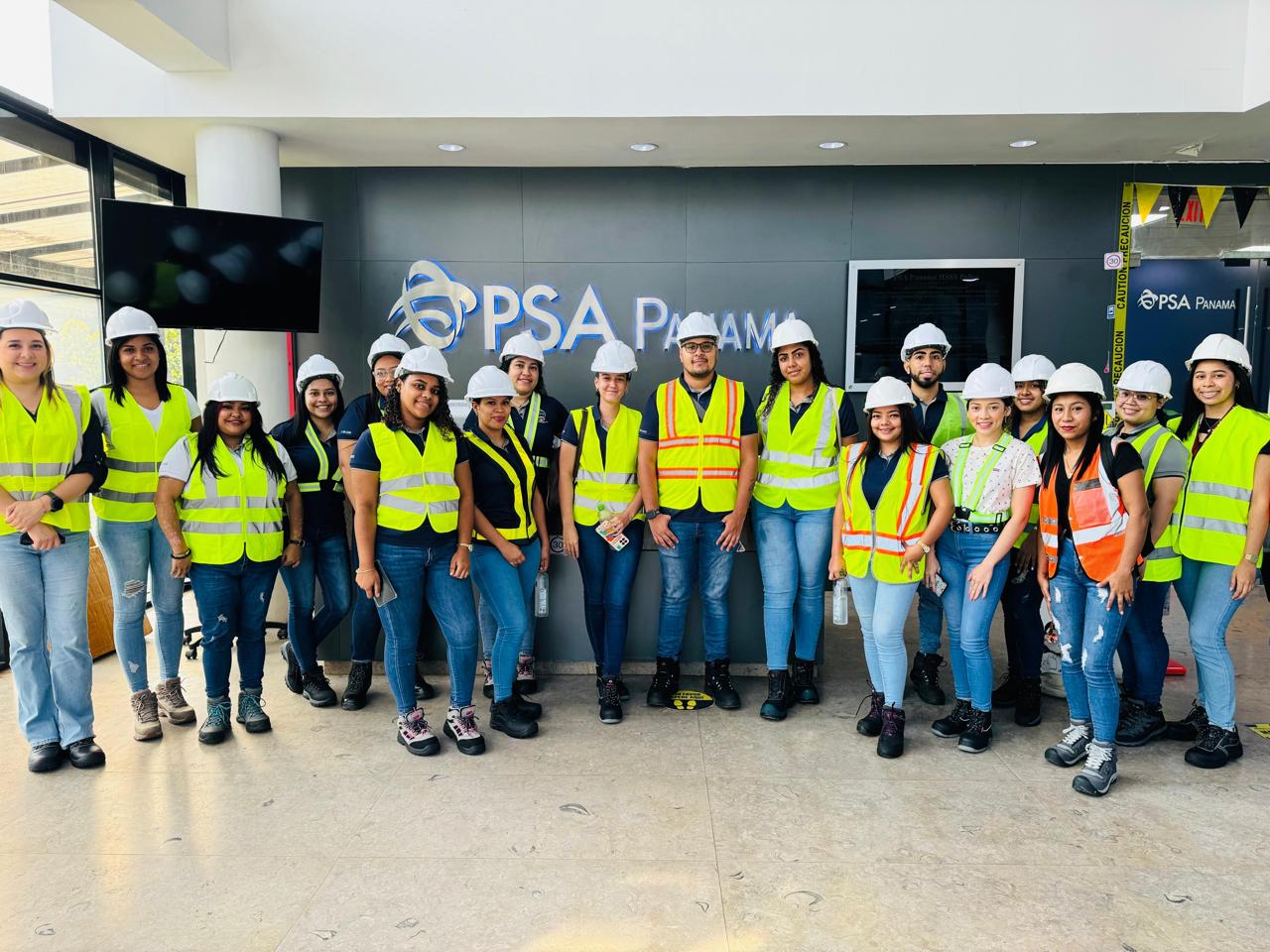 Visita al Puerto de PSA Panama International Terminal: enriqueciendo el aprendizaje y fortaleciendo vínculos con el sector empresarial