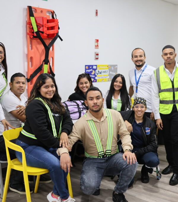 Estudiantes de Seguridad y Salud Ocupacional se destacan en la brigada de emergencia durante la Jornada de Investigación B-2024