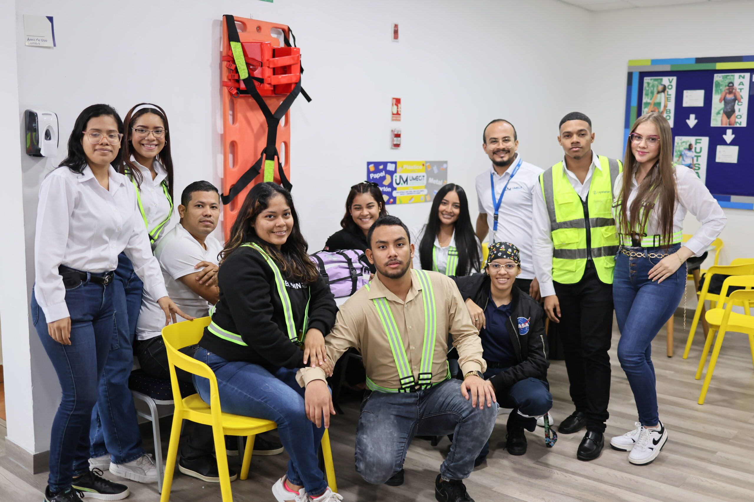 Estudiantes de Seguridad y Salud Ocupacional se destacan en la brigada de emergencia durante la Jornada de Investigación B-2024