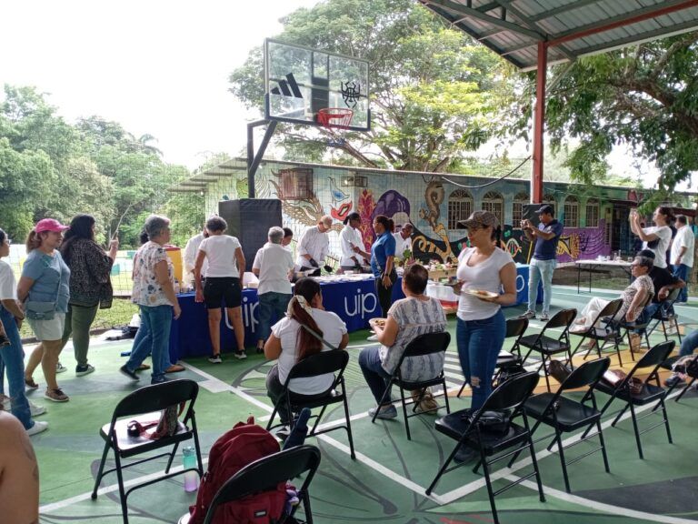 Estudiantes de Seguridad y Salud Ocupacional de UMECIT impulsan prácticas sostenibles en Bethania, transformando residuos vegetales en abono orgánico