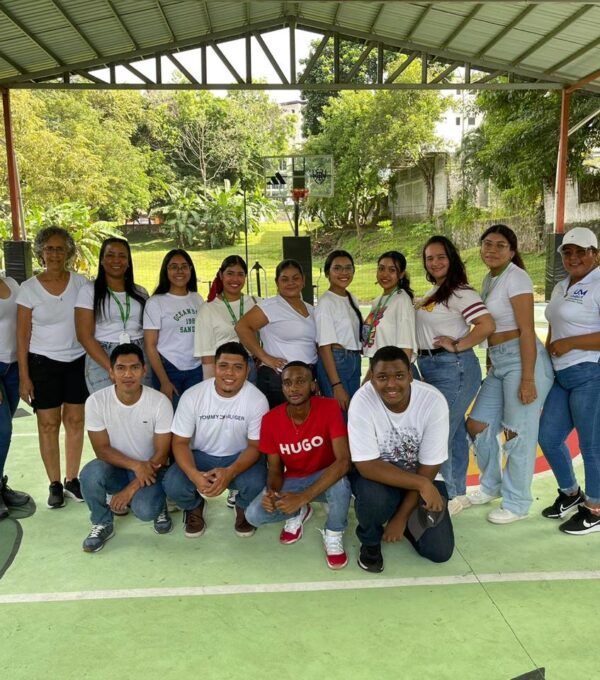 Estudiantes de Seguridad y Salud Ocupacional de UMECIT impulsan prácticas sostenibles en Bethania, transformando residuos vegetales en abono orgánico