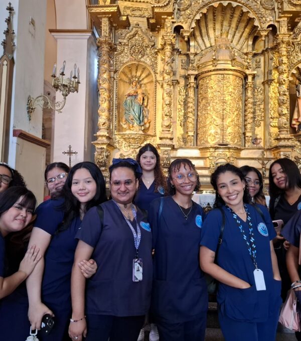 Estudiantes de Psicología General culminan asignaturas con visita guiada al Casco Antiguo