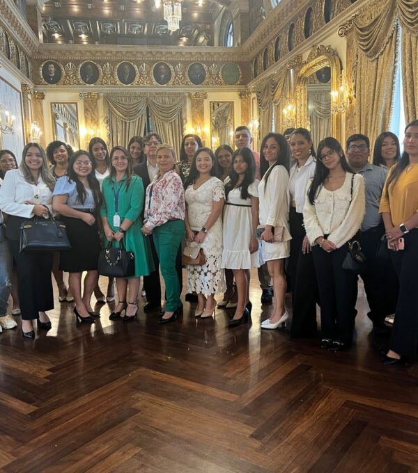 Estudiantes de Derecho realizan visita académica al Palacio Presidencial con guía turística de la Licenciatura en Turismo de UMECIT