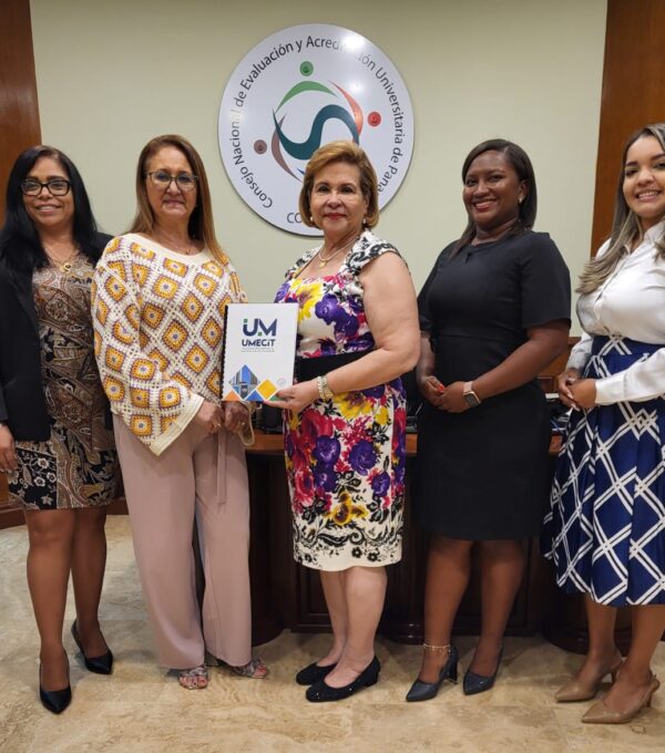 UMECIT entrega planes de mejoramiento institucional y de carrera al CONEAUPA