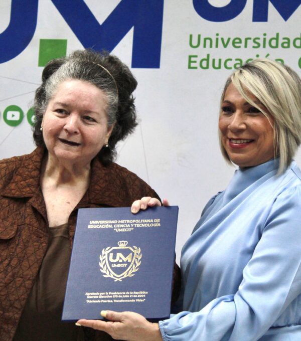 UMECIT Sede Chitré rindió homenaje a mujeres destacadas con la “Presea Cecilia Rojas de Nieto”