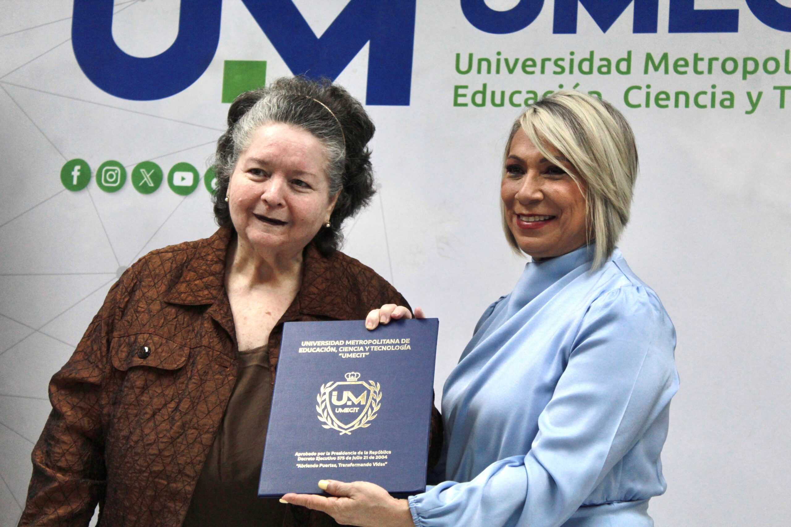 UMECIT Sede Chitré rindió homenaje a mujeres destacadas con la “Presea Cecilia Rojas de Nieto”