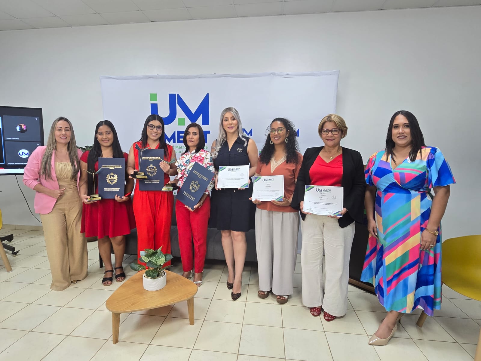 Panel «Mujeres en Acción: Empoderamiento y Legado Histórico» en UMECIT Santiago