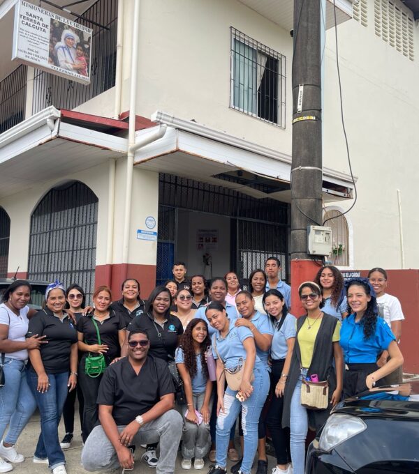 Estudiantes de Trabajo Social visitan el albergue Hermanas de la Caridad Teresa de Calcuta