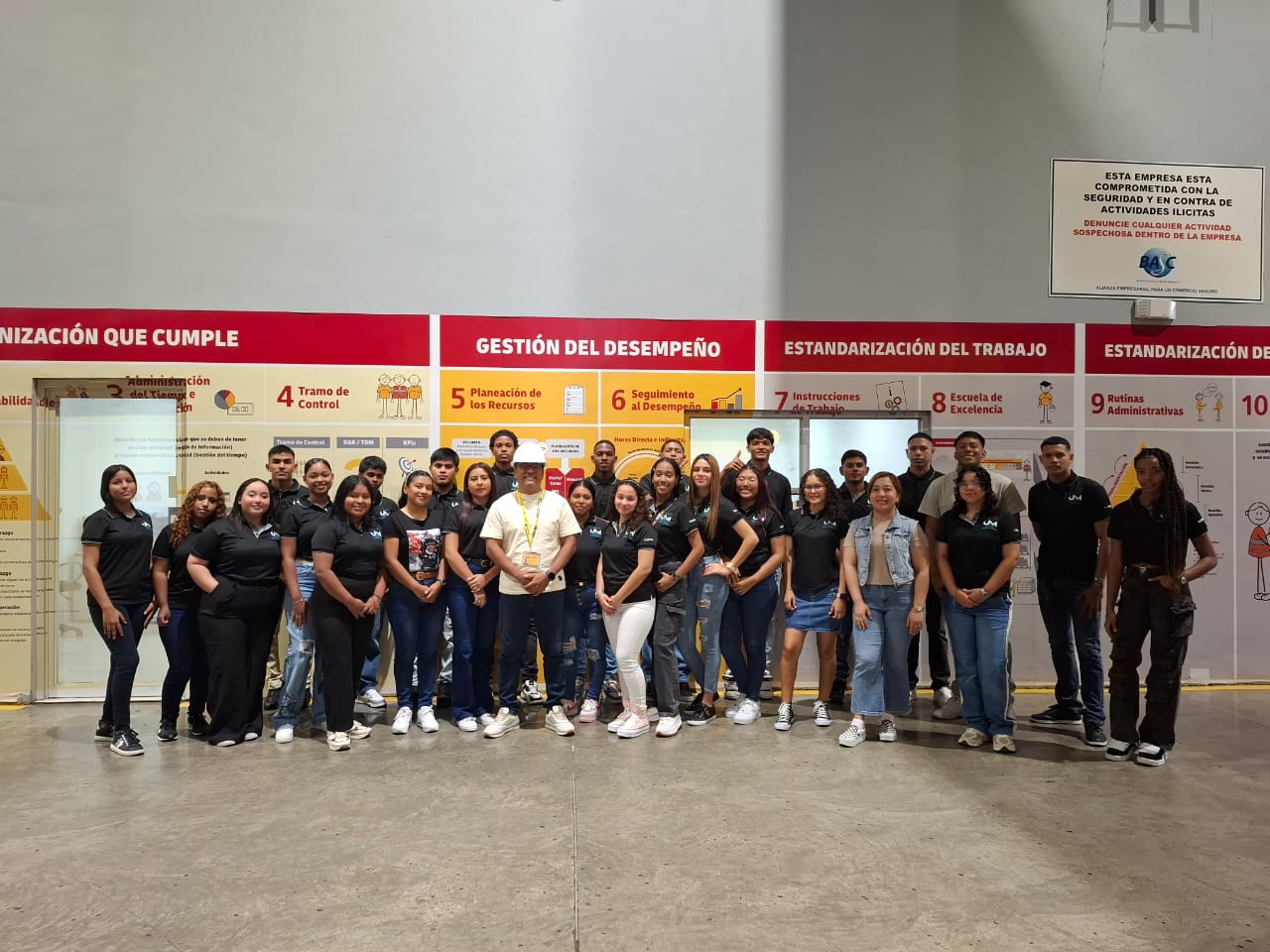 Estudiantes de UMECIT Megamall fortalecen sus competencias logísticas en visita al Centro de Distribución de DHL
