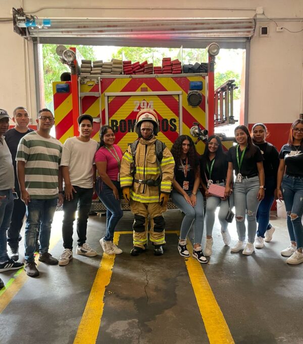 Estudiantes de Seguridad y Salud Ocupacional refuerzan conocimientos en gira de campo al Cuartel de Bomberos de Ancón