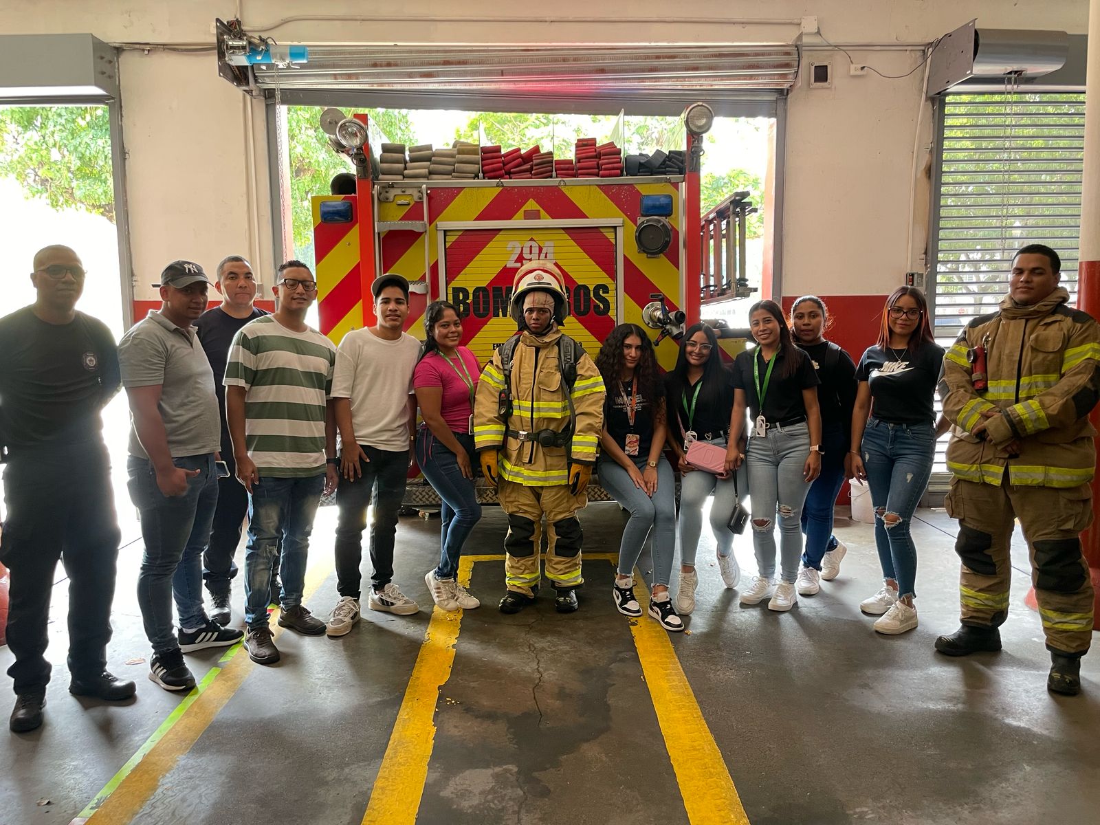 Estudiantes de Seguridad y Salud Ocupacional refuerzan conocimientos en gira de campo al Cuartel de Bomberos de Ancón