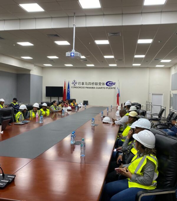 Estudiantes de UMECIT realizan gira académica al Cuarto Puente sobre el Canal de Panamá