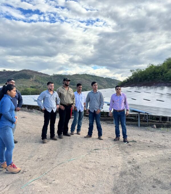 Estudiantes de UMECIT Santiago visitan proyecto fotovoltaico PANASOLAR V en gira académica de Auditoría Ambiental
