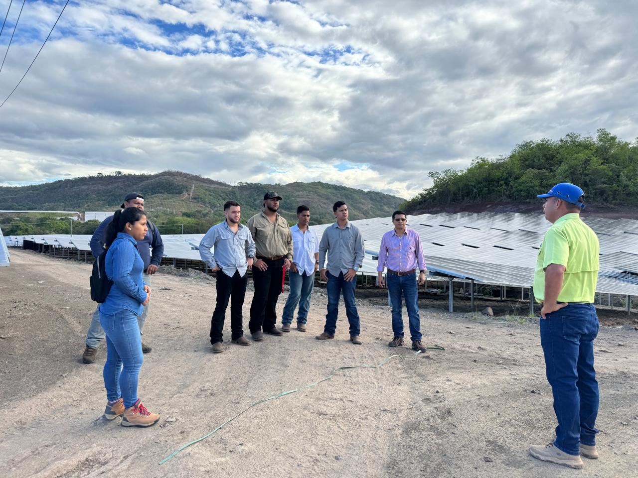 Estudiantes de UMECIT Santiago visitan proyecto fotovoltaico PANASOLAR V en gira académica de Auditoría Ambiental