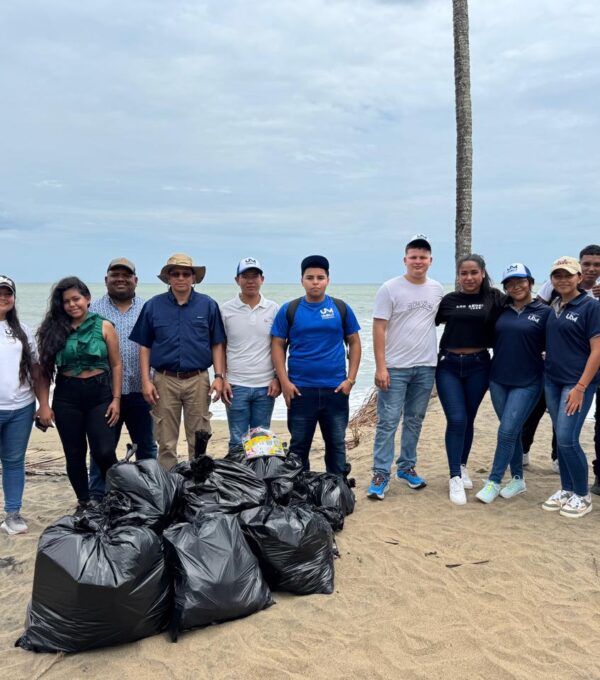 Estudiantes de UMECIT impulsan jornada de sensibilización y limpieza de playa en Mariato por el Día de la Tierra