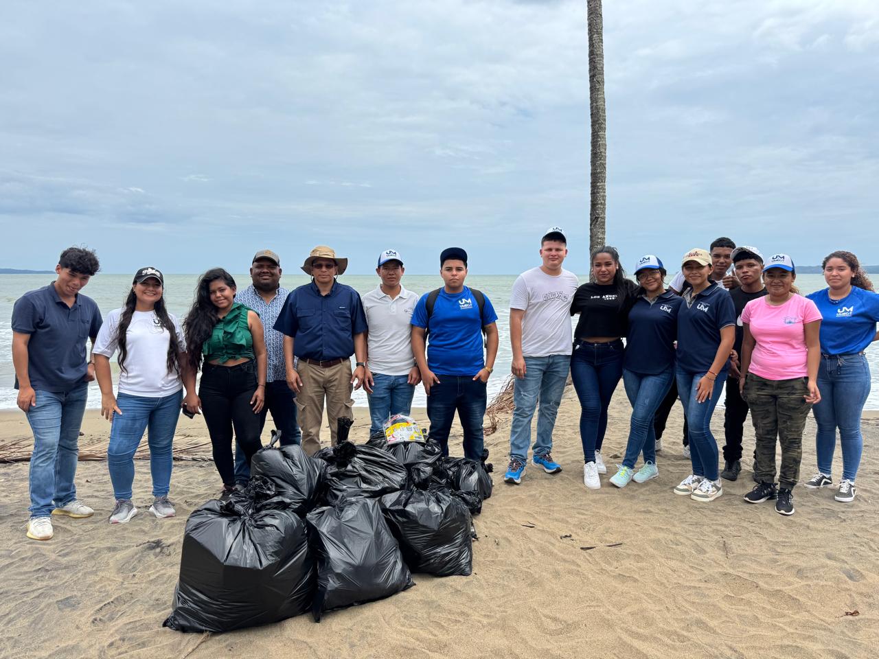 Estudiantes de UMECIT impulsan jornada de sensibilización y limpieza de playa en Mariato por el Día de la Tierra