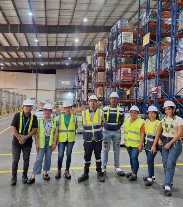 Estudiantes de UMECIT Megamall visitan el Centro de Distribución de Nestlé en gira académica de logística y transporte