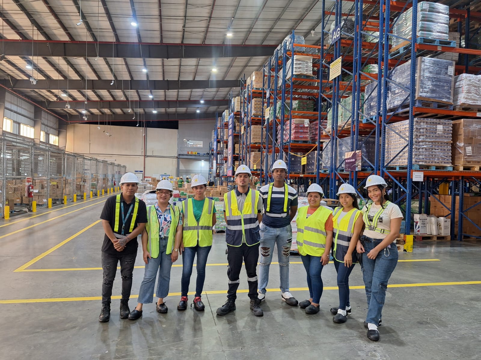 Estudiantes de UMECIT Megamall visitan el Centro de Distribución de Nestlé en gira académica de logística y transporte