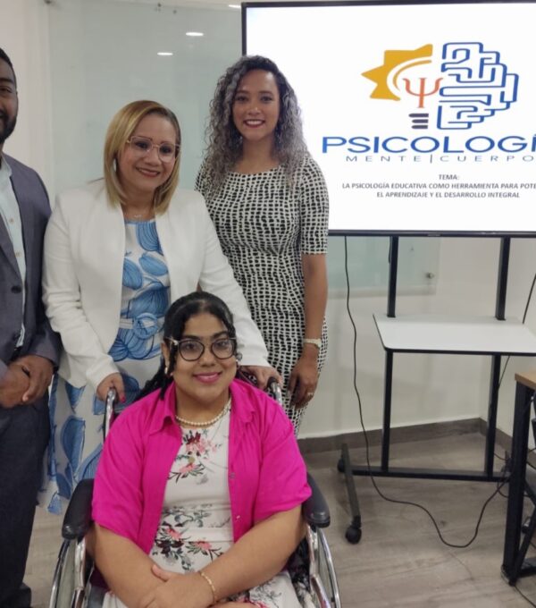 Graduada UMECIT comparte su experiencia y conocimiento con estudiantes del Doctorado en Docencia
