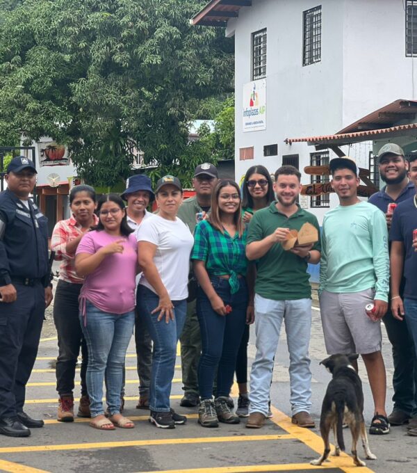 Estudiantes de UMECIT Santiago realizan jornada ambiental en Playa Pixvae