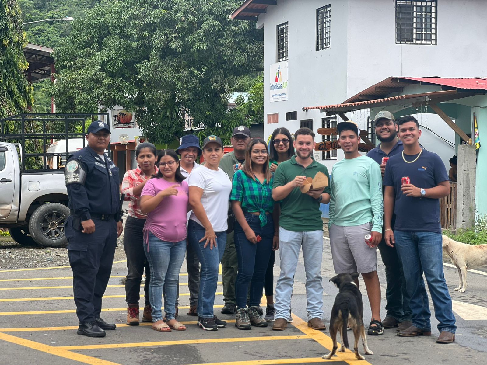 Estudiantes de UMECIT Santiago realizan jornada ambiental en Playa Pixvae