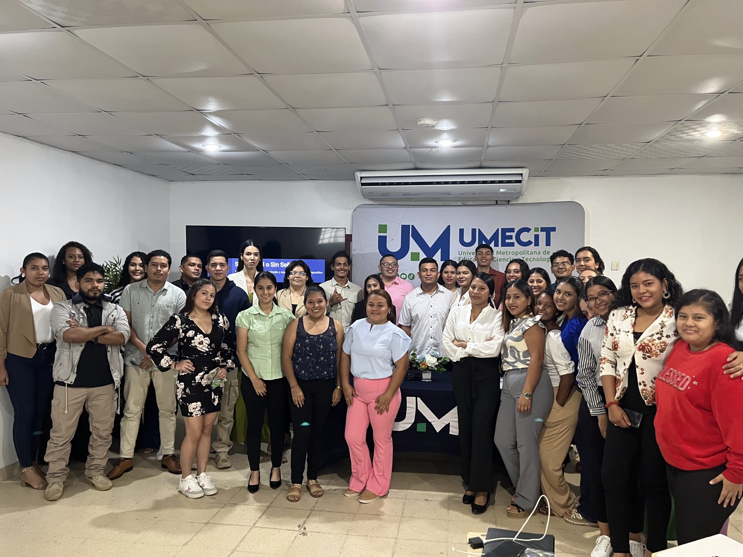 Estudiantes lideran jornada académica sobre balística forense en UMECIT Santiago