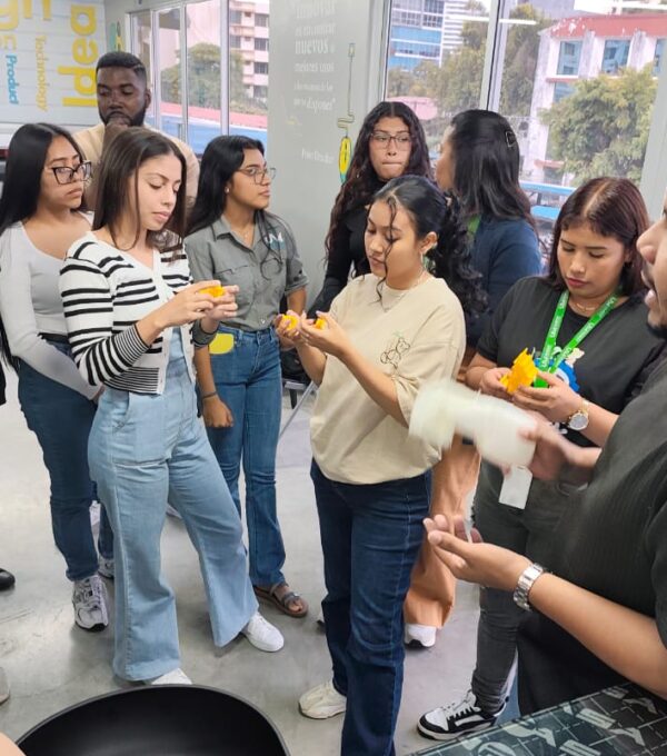 Estudiantes de Seguridad y Salud Ocupacional visitan el FabLab de UMECIT para potenciar la innovación aplicada