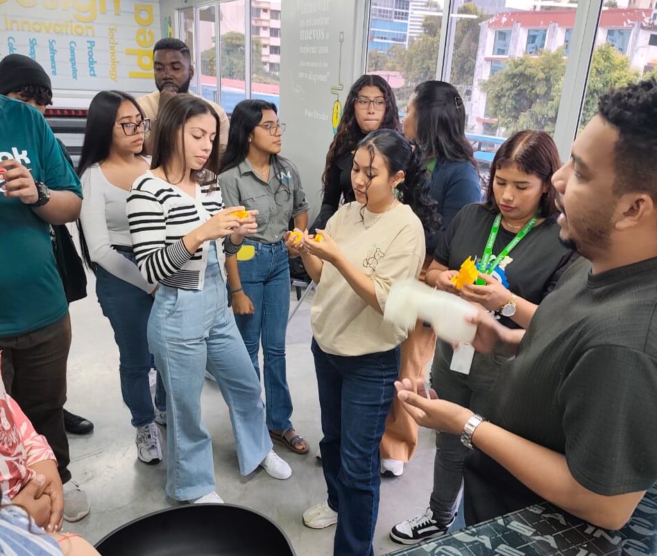 Estudiantes de Seguridad y Salud Ocupacional visitan el FabLab de UMECIT para potenciar la innovación aplicada