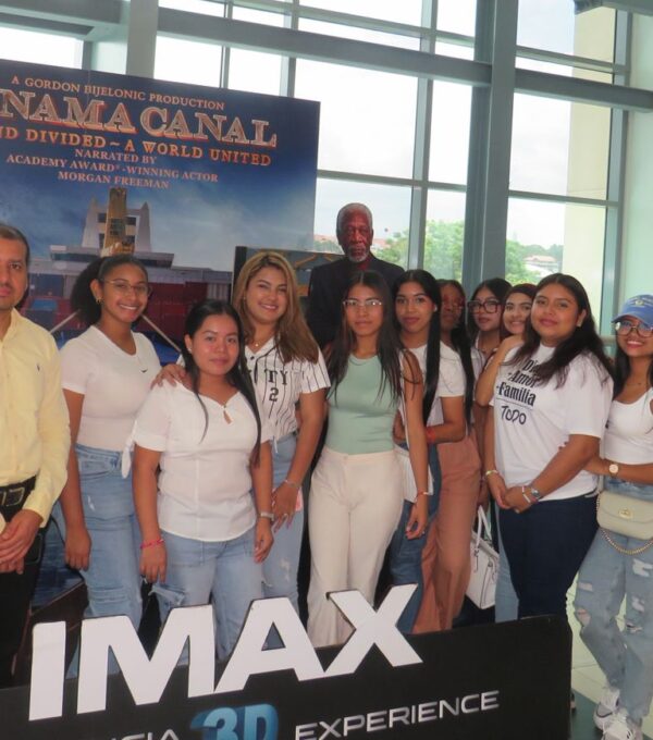 Estudiantes realizan gira académica al Centro de Esclusas de Miraflores como cierre del curso de Inglés IV