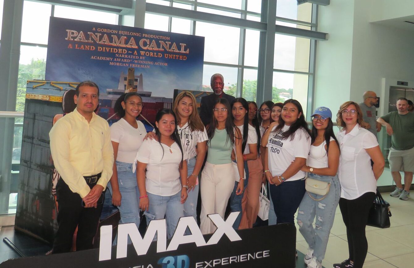 Estudiantes realizan gira académica al Centro de Esclusas de Miraflores como cierre del curso de Inglés IV