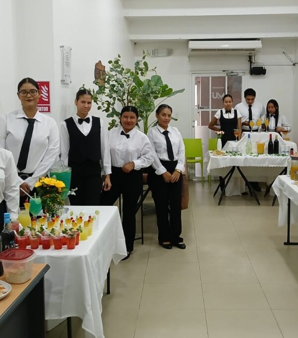 Taller Mixológico fortalece la formación práctica de los estudiantes de Turismo Bilingüe