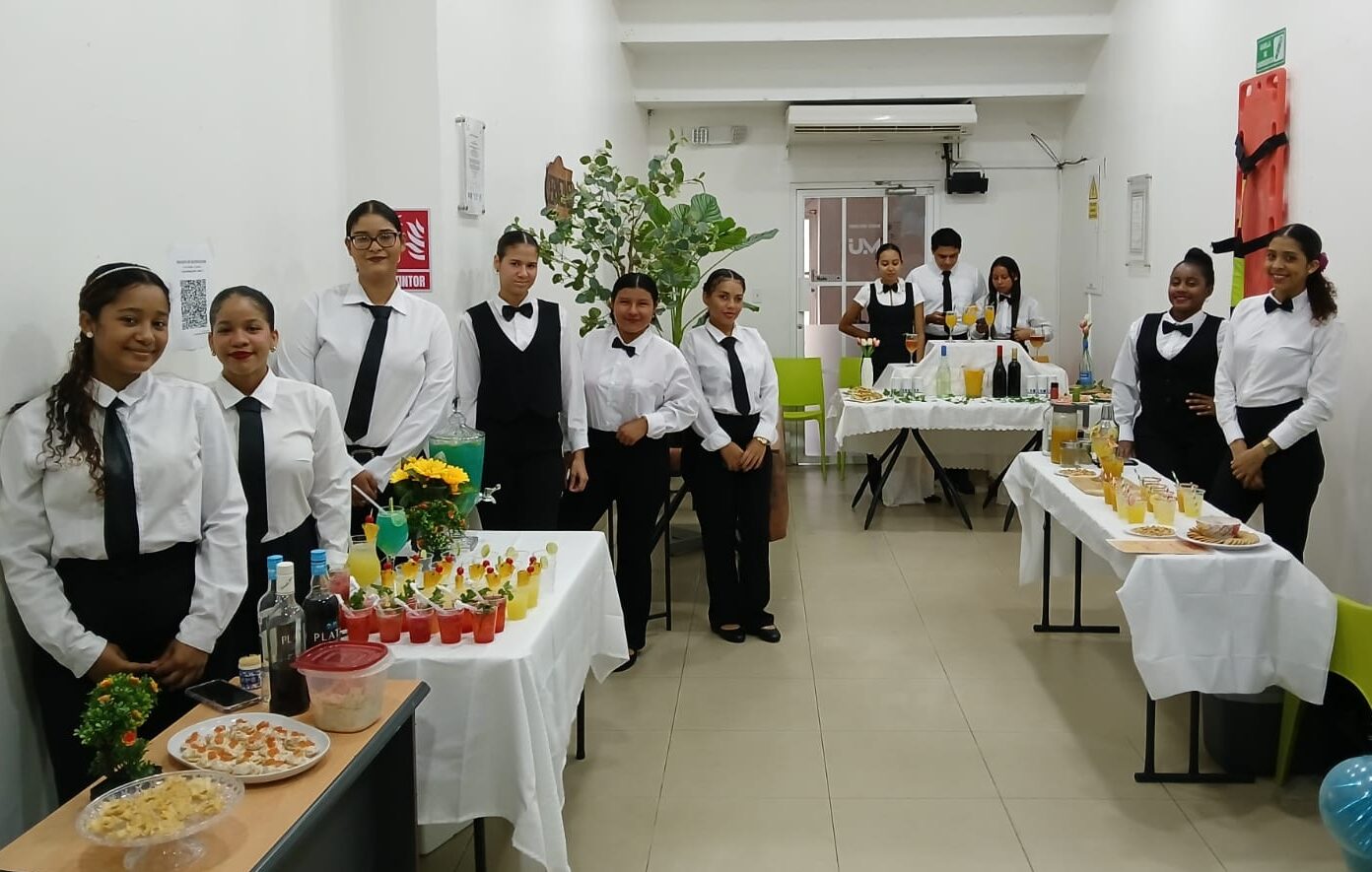 Taller Mixológico fortalece la formación práctica de los estudiantes de Turismo Bilingüe