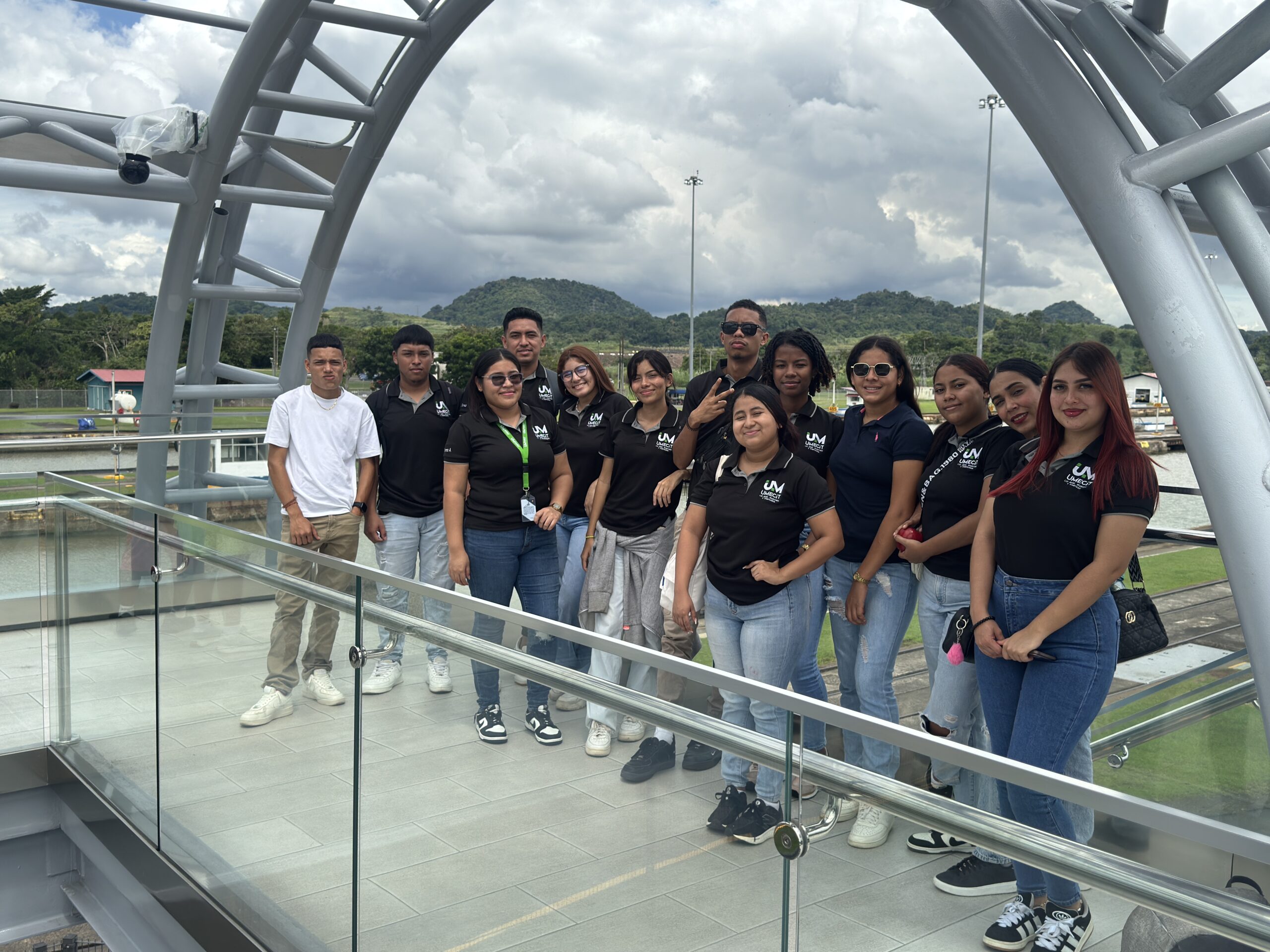 Estudiantes de Administración Marítima y Portuaria realizan gira pedagógica a la Esclusa de Miraflores