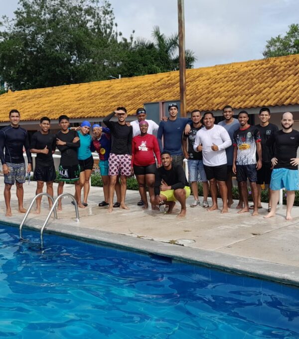 Estudiantes de Educación Física y Entrenamiento Personal fortalecen sus competencias en la enseñanza y entrenamiento de la natación