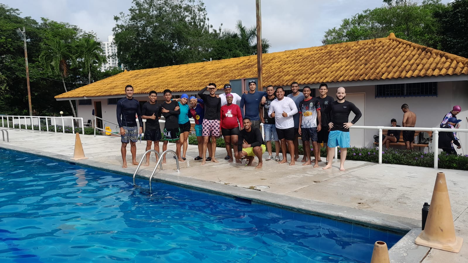 Estudiantes de Educación Física y Entrenamiento Personal fortalecen sus competencias en la enseñanza y entrenamiento de la natación